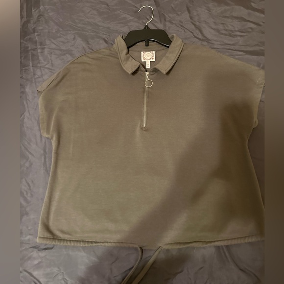 J S TEXTURED ZIP-NECK POLO SHIRT. GREEN SMOKE. SIZE XL - Picture 2 of 8